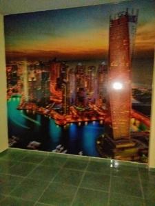 obraz panoramy miasta na ścianie w obiekcie Casa super confortável. w mieście Anápolis