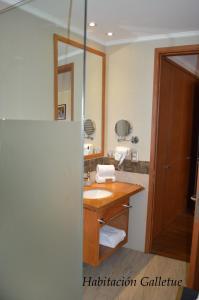 ein Badezimmer mit Waschbecken und Spiegel in der Unterkunft Cocurantu Hotel Boutique in Pucón