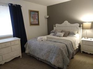 Llit o llits en una habitació de Exclusive Townhome - Central Raleigh Location