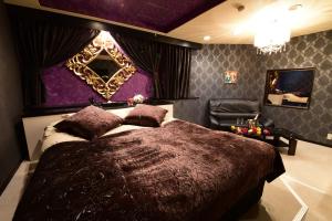 宇都宮的住宿－Restay Koakuma (Adult Only)，一间卧室设有一张大床和紫色的墙壁