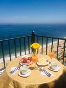 una mesa con plato de comida y vistas a la playa en Ocean Pacific Dreams, en Viña del Mar