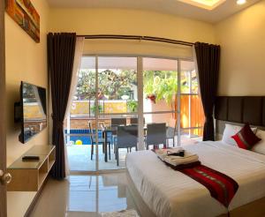 Pattaya Pool Villa 39B 300 mater to beach gate veya yakınında bir havuz manzarası