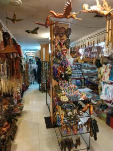 een winkel gangpad met een verscheidenheid aan items te zien bij Sari Villa Ubud in Ubud
