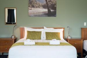 A bed or beds in a room at Haast River Motels & Holiday Park