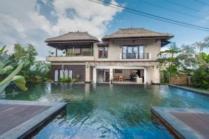 een huis met een zwembad voor een huis bij Villa Cendrawasih Ubud in Tegalalang