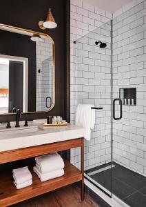 y baño con lavabo y ducha. en The Blake Hotel en New Haven