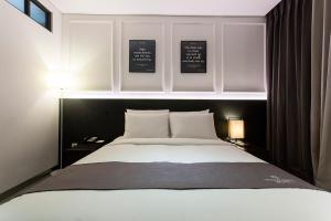 Voodi või voodid majutusasutuse Vella Suite Hotel toas