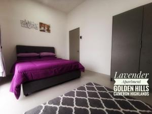Un pat sau paturi într-o cameră la Lavender Apartment 1BR Golden Hills Cameron Highlands