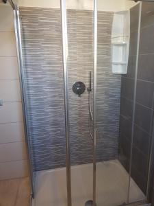 W łazience znajduje się prysznic ze szklanymi drzwiami. w obiekcie Villa Vera w mieście Fontane Bianche +37 zdjęć
