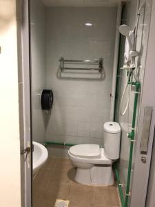 een badkamer met een wit toilet en een douche bij Snooze Inn @Dunlop Street in Singapore