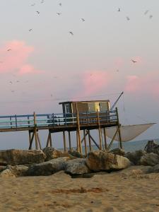 een huis op een pier op het strand bij boyard in Rochefort