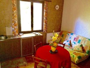 una sala de estar con una mesa y un sofá en Studio duplex 1 Lac des Montagnès, en Mazamet