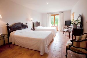 Łóżko lub łóżka w pokoju w obiekcie Son Corb Boutique Hotel