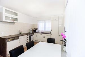 uma cozinha com mesa e cadeiras num quarto em S-HOF Appartment em Sonnenbühl