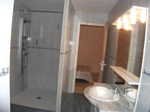 Ein Badezimmer in der Unterkunft Hôtel Restaurant de la Gare (Studios Du Breuil)