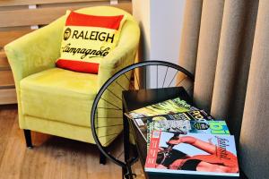 una habitación con una silla y una mesa con una revista en Der Tannenhof, en Reutte