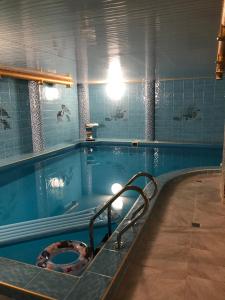 una gran piscina con un termómetro en Aleksey Hotel, en Astrakhan