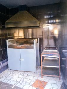 una cocina con fogones y una escalera. en Ehrlichpark Lodge self catering and spa en Bloemfontein