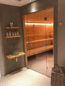 uma casa de banho com um chuveiro, um lavatório e um WC. em Familienhotel Lengauer Hof em Saalbach Hinterglemm