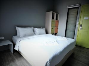 Postel nebo postele na pokoji v ubytování iSanook Hostel