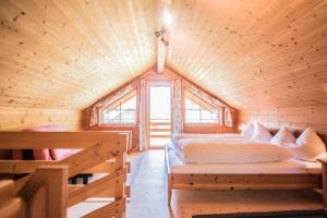 Postel nebo postele na pokoji v ubytování Chalets Trafögl
