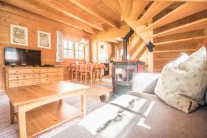TV a/nebo společenská místnost v ubytování Chalets Trafögl