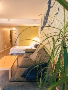 Tempat tidur dalam kamar di Slottsskogen Hotel