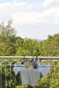 uma mesa branca com um conjunto de chá numa varanda em Waldhotel Rheinbach em Rheinbach