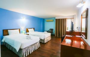 Postel nebo postele na pokoji v ubytování Wiangwalee Hotel