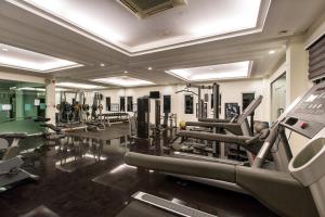ein Fitnessstudio mit vielen Laufbändern und Maschinen in der Unterkunft Beautiful Apartment D6 Central Pattaya in Pattaya