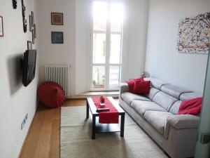 een woonkamer met een bank en een salontafel bij Casa "Le Cascine", comfortable apartment... in Florence