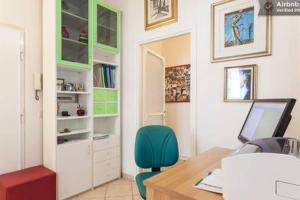 un ufficio con scrivania e sedia verde di B&B all'ombra del Vaticano a Roma