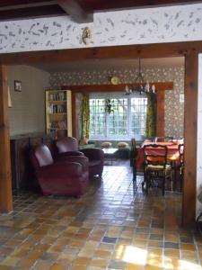 een woonkamer met banken en een eetkamer bij La palombe in Mimizan-Plage
