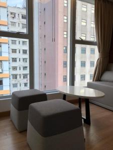 Uma área de estar em Homy Residence