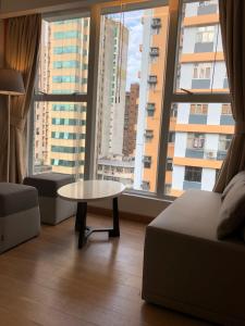 Uma área de estar em Homy Residence
