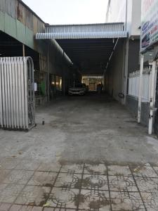 un coche está aparcado dentro de un garaje en Phong Lan Guesthouse, en Chau Doc