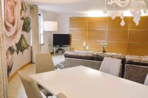 a living room filled with furniture and a tv at Posh Pads - Liverpool 1 - Apart-Hotel in Liverpool