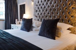 a hotel room with a bed and two nightstands at Posh Pads - Liverpool 1 - Apart-Hotel in Liverpool