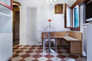 Kuchyňa alebo kuchynka v ubytovaní Antico Caminetto alla Biennale