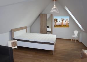 เตียงในห้องที่ Ferienwohnungen Zum Baumhaus
