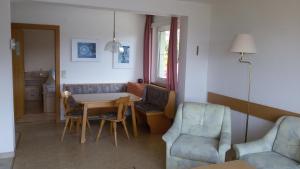 salon ze stołem i krzesłami w obiekcie Gästehaus Tarmann w mieście Annenheim