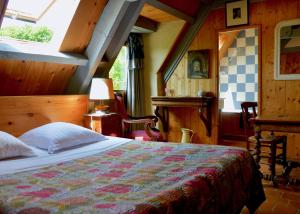 - une chambre avec un lit dans l'établissement La Grange de Coatélan, à Plougonven