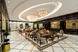 un hall avec des canapés et des chaises dans un bâtiment dans l'établissement Western Lamar Hotel, à Djeddah