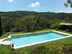 een zwembad in de tuin van een huis bij Le Côté d'Elle in Niozelles
