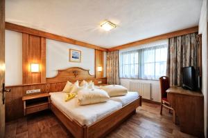 Postel nebo postele na pokoji v ubytování Hotel Arnika