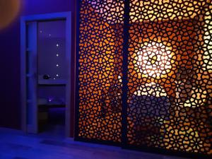 a room with a door with a patterned screen at Le Prana - Les Chambres d'Hôtes, Wellness et Centre de soins in Rozérieulles