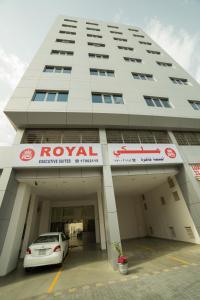 une voiture est garée devant un bâtiment dans l'établissement Golden Rose Luxury Suites (Royal Executive), à Manama