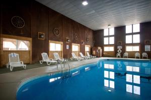 Bazén v ubytování Carriage House Country Club nebo v jeho okolí
