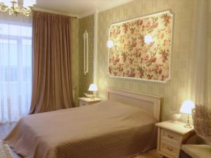 スヴェトロゴルスクにあるRauschen Apart Hotelのベッドルーム1室(ベッド1台付)が備わります。壁には絵画が飾られています。