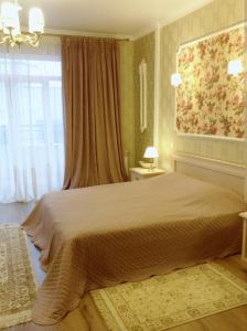 スヴェトロゴルスクにあるRauschen Apart Hotelのベッドルーム(大型ベッド1台、窓付)
